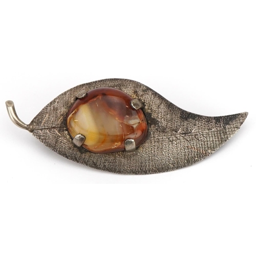 3670 - Unmarked silver agate leaf brooch, 7cm wide, 16.5g