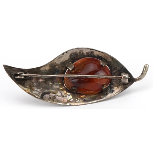 3670 - Unmarked silver agate leaf brooch, 7cm wide, 16.5g