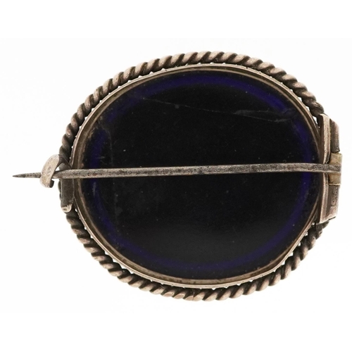 18 - An Italian Grand Tour micro mosaic black onyx brooch with unmarked silver mount depicting the Roman ... 