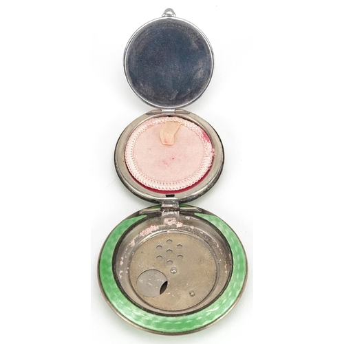  An Art Deco unmarked silver and green guilloche enamel compact, 5.5cm in diameter, 61.6g.