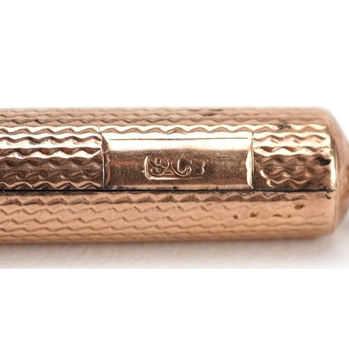  A 9ct gold cased engine turned propelling pencil, 8.5cm in length extended, 7.5g.