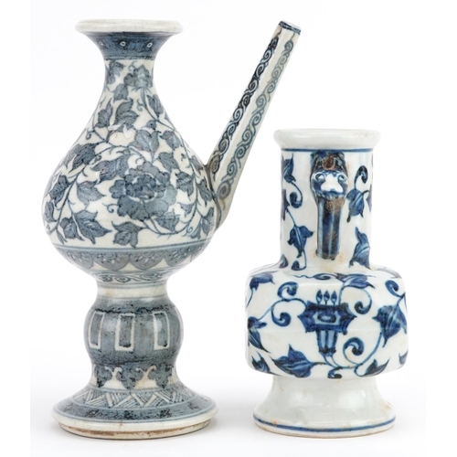 1216 - A Chinese porcelain blue and white ewer hand painted with foliage together with a 20th century Chine... 