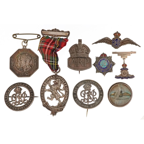 A collection of military interest silver badges and a Caledonian Society of London jewel, including RAF and ARP, total weight 80.8g.