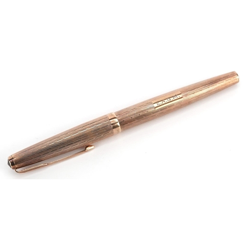  A Parker 9ct gold cased engine turned fountain pen, 13.5cm in length, total weight 26.0g.