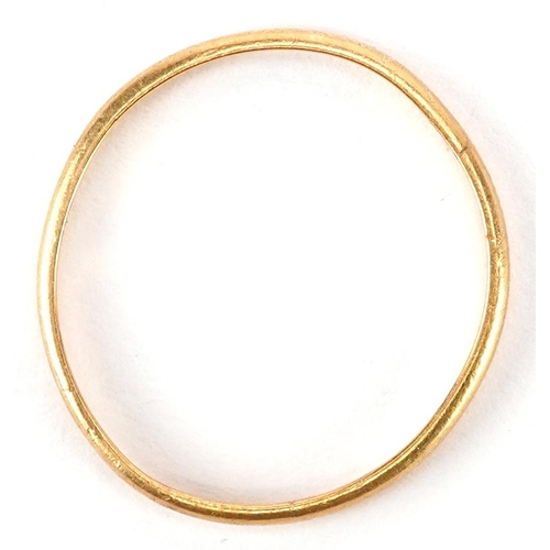 3065 - A 22ct gold wedding band, size Q, 1.5g.