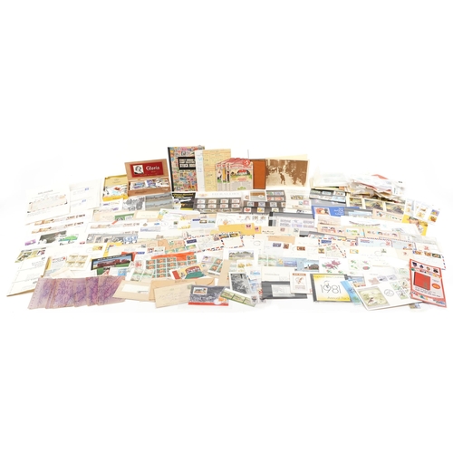 2222 - A quantity of British and Commonwealth stamps including presentation packs and loose stamps, predomi... 