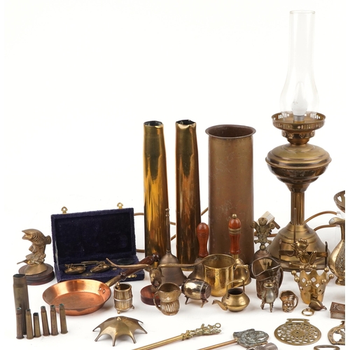 1146 - A mixed group of 20th century brass and copper items including horse brasses, two shell cases and a ... 