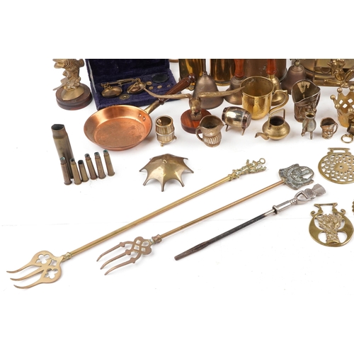 1146 - A mixed group of 20th century brass and copper items including horse brasses, two shell cases and a ... 