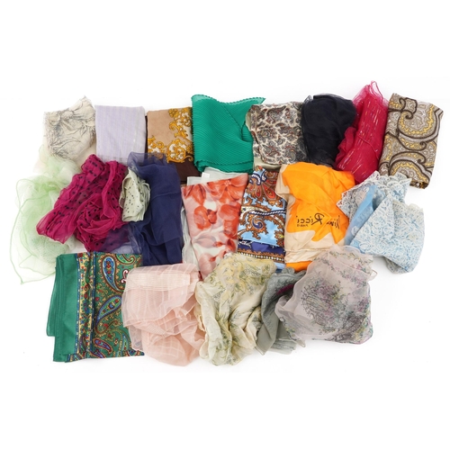 1014 - A collection vintage and later silk printed ladies scarves, variously sized.