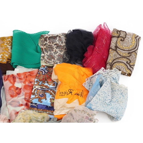 1014 - A collection vintage and later silk printed ladies scarves, variously sized.