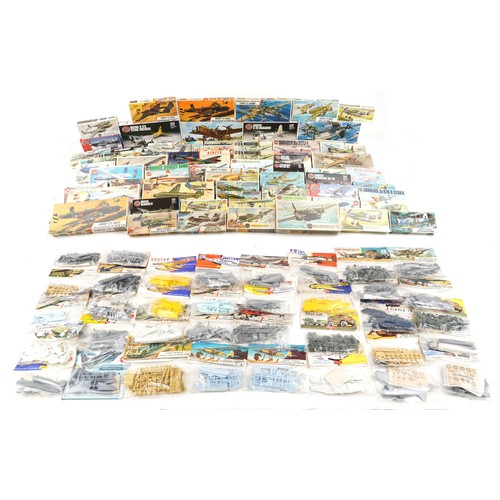 553 - A collection of Airfix 1:72 scale model kits including D.H. Mosquito, Halifax B MK III, Sunderland I... 