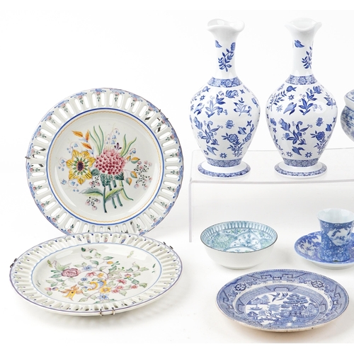 1204 - A mixed group of 20th century ceramic items including a pair of Coalport vases, a Chinese export gin... 