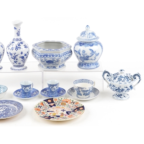 1204 - A mixed group of 20th century ceramic items including a pair of Coalport vases, a Chinese export gin... 