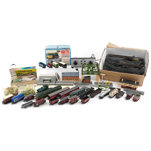 1352 - A collection of vintage OO gauge model railway trains, carriages, trackside buildings and accessorie... 