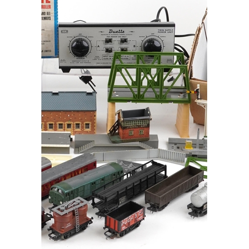 1352 - A collection of vintage OO gauge model railway trains, carriages, trackside buildings and accessorie... 