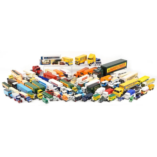 1362 - A collection of diecast and plastic collector's vehicles including Kellogg's truck, Mayflower World ... 