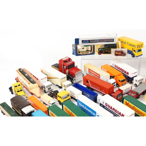 1362 - A collection of diecast and plastic collector's vehicles including Kellogg's truck, Mayflower World ... 