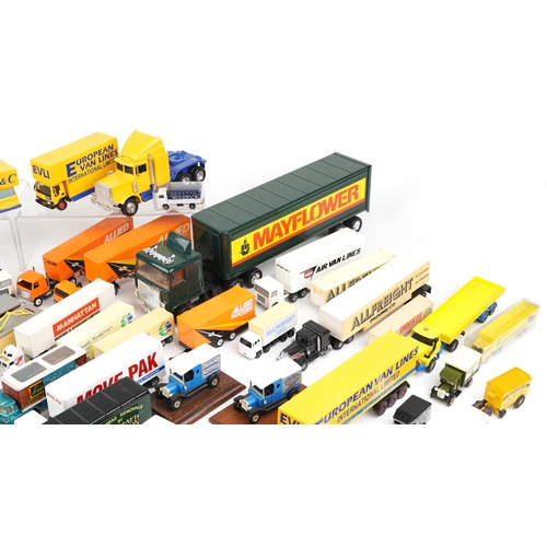 1362 - A collection of diecast and plastic collector's vehicles including Kellogg's truck, Mayflower World ... 