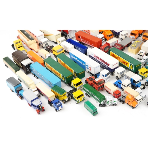 1362 - A collection of diecast and plastic collector's vehicles including Kellogg's truck, Mayflower World ... 