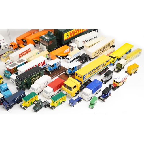 1362 - A collection of diecast and plastic collector's vehicles including Kellogg's truck, Mayflower World ... 