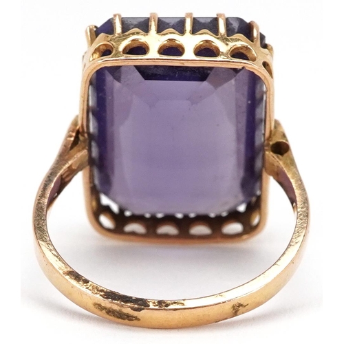  A large unmarked gold blue/purple colour changing stone ring (tests as sapphire), the stone 20.30mm ... 