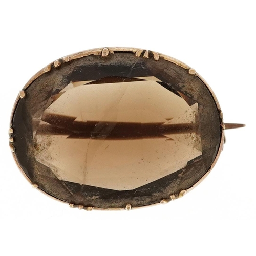 3494 - A gilt metal smoky quartz brooch, 2.2cm wide, 4.2g.