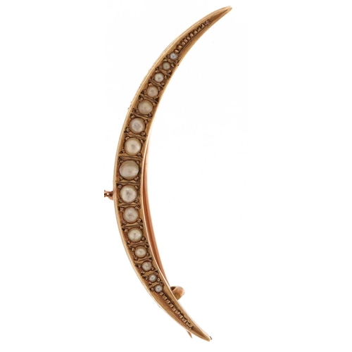 3468 - An Edwardian 9ct gold graduated seed pearl moon crest brooch, 4.5cm wide, 3.3g.