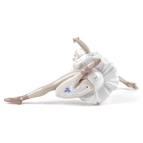 461 - Llado figure of a Balerina - Swan Ballet, 22 cm in length, with box, the box numbered: 05920