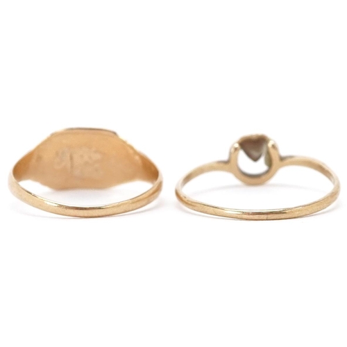 3652 - A 9ct gold unengraved signet ring and a Modernist 9ct gold ring, sizes M and Q, total 2.4g.