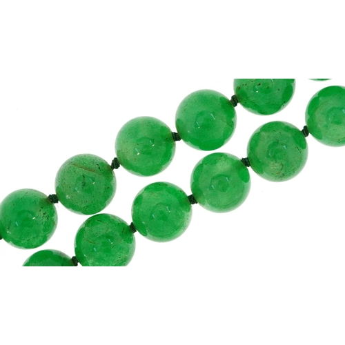 3165 - A Chinese green jade bead necklace, each bead 12.0mm in diameter, 86cm in length, 170.0g.