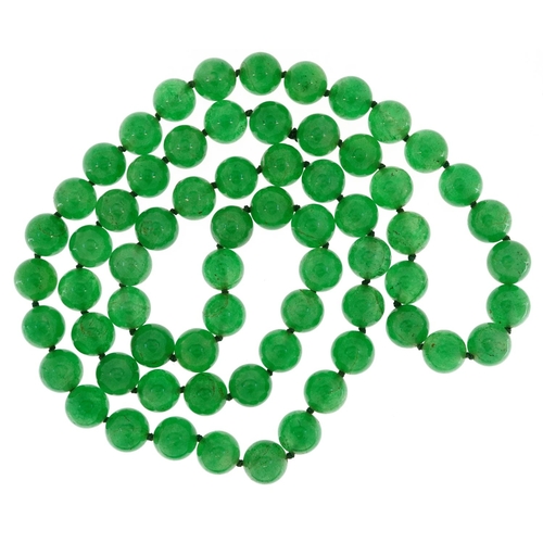 3165 - A Chinese green jade bead necklace, each bead 12.0mm in diameter, 86cm in length, 170.0g.