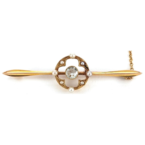 3210 - An Edwardian 15ct gold aquamarine and seed pearl bar brooch, 5cm wide, 4.0g.