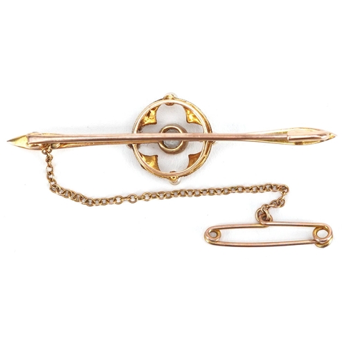 3210 - An Edwardian 15ct gold aquamarine and seed pearl bar brooch, 5cm wide, 4.0g.