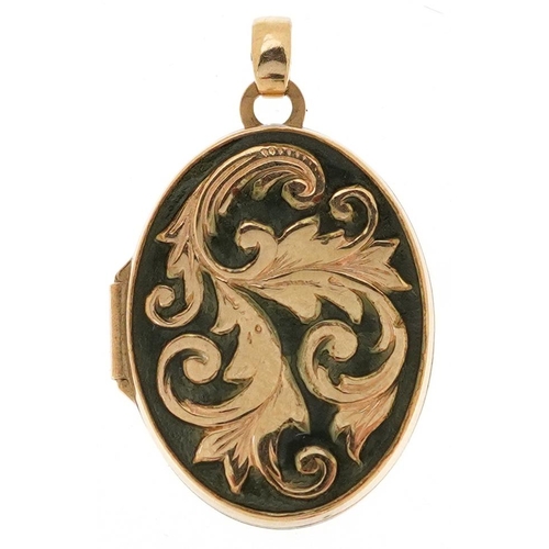 3192 - A 9ct gold green enamel oval locket, 2.6cm high, 1.8g.