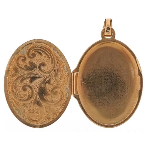 3192 - A 9ct gold green enamel oval locket, 2.6cm high, 1.8g.