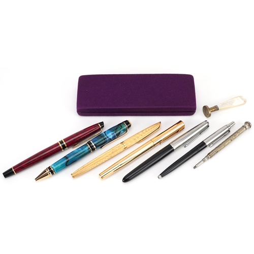 170 - Vintage and later fountain pens and ballpoint pens including Watermans with 18ct gold nib, Parker an... 