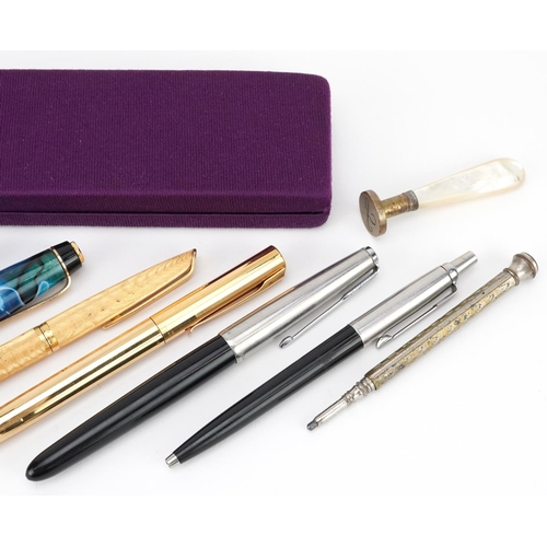 170 - Vintage and later fountain pens and ballpoint pens including Watermans with 18ct gold nib, Parker an... 