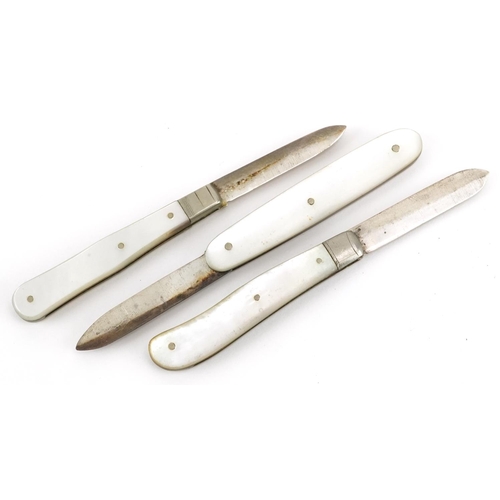 129 - Three Victorian and later silver and mother of pearl folding fruit knives, the largest 10cm in lengt... 