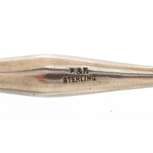 155 - A novelty sterling silver darning tool in dumbbell form stamped P & P Sterling, 11cm in lenth, 9.0g.