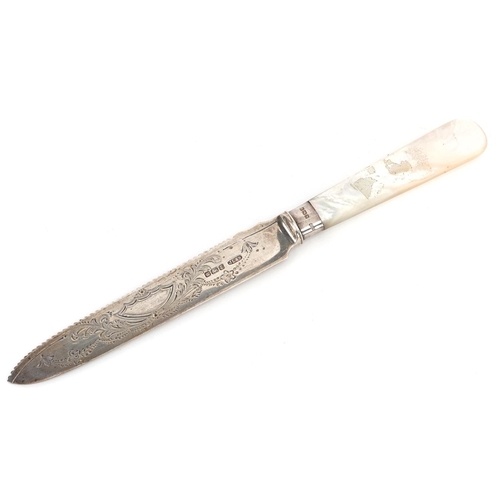 575 - James Lewis & Sons, an Edwardian silver bread knife with mother of pearl handle, Sheffield 1909, 22.... 