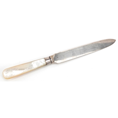 575 - James Lewis & Sons, an Edwardian silver bread knife with mother of pearl handle, Sheffield 1909, 22.... 