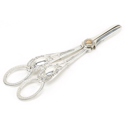 556 - A pair of Victorian silver plated grape scissors housed in a velvet and silk lined fitted case, 17cm... 