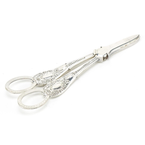 556 - A pair of Victorian silver plated grape scissors housed in a velvet and silk lined fitted case, 17cm... 