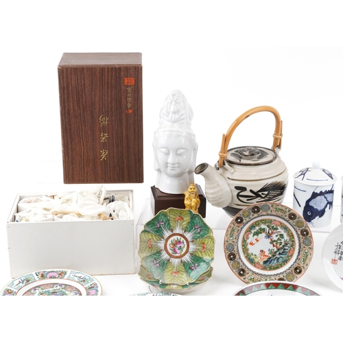 1088 - A collection of Chinese porcelain and ceramic items, all late 20th century, including a blanc de chi... 