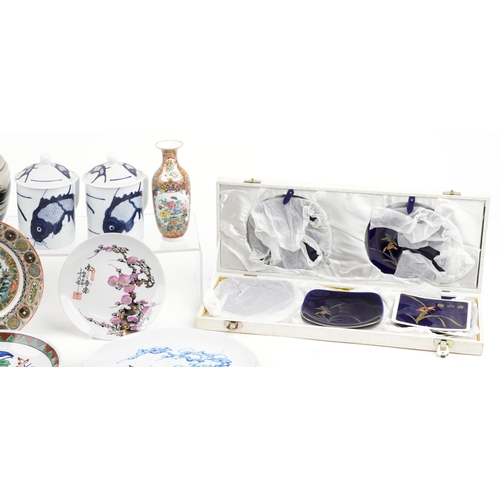 1088 - A collection of Chinese porcelain and ceramic items, all late 20th century, including a blanc de chi... 