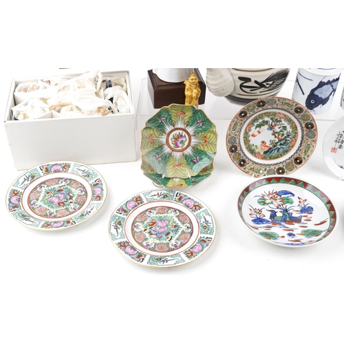 1088 - A collection of Chinese porcelain and ceramic items, all late 20th century, including a blanc de chi... 