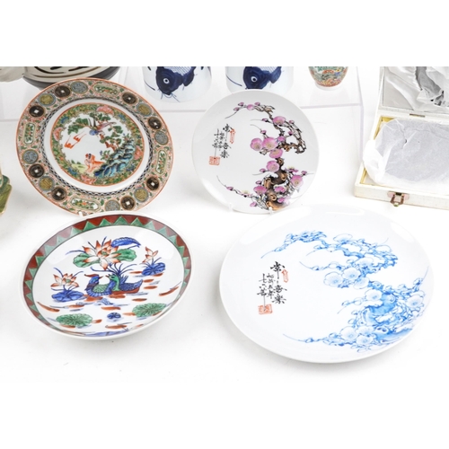 1088 - A collection of Chinese porcelain and ceramic items, all late 20th century, including a blanc de chi... 