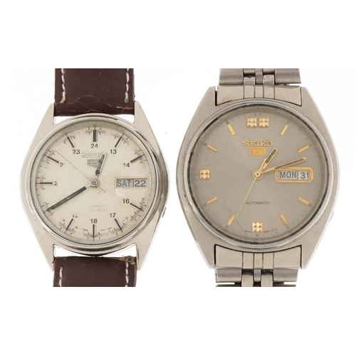 3765 - Seiko, two gentlemen's Seiko 5 automatic wristwatches with day/date apertures.