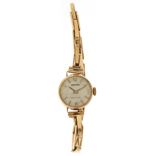 3071 - Seiko, a ladies 9ct gold manual wind wristwatch with 9ct gold strap, 20mm in diameter, total weight ... 