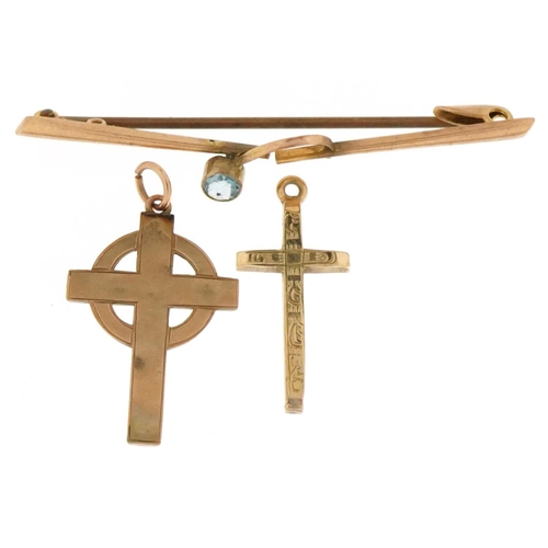 3650 - 9ct gold jewellery comprising two cross pendants and a broken bar brooch set with a blue stone, tota... 